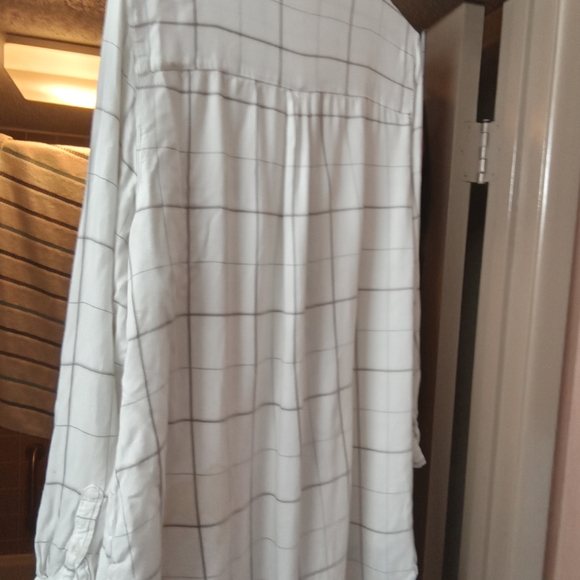 Men's size large button up casually worn dress shirt - Picture 2 of 4